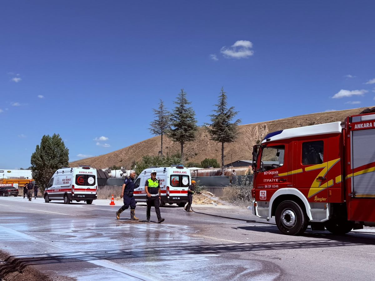 Ankara\'da Direğe Çarpan Otomobilde 3 Yaralı