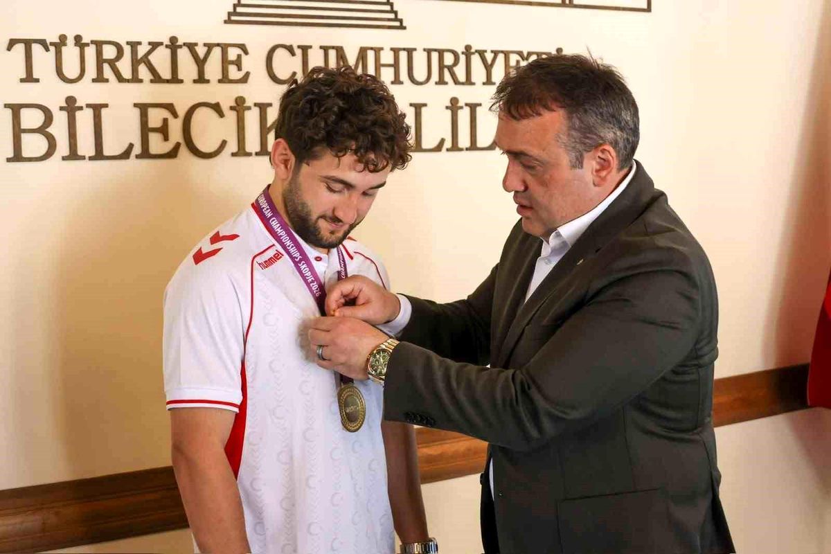 Vali Sözer, Şampiyon Güreşçiyi Tebrik Etti