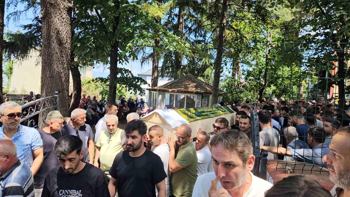 Çınarcık\'taki Trafik Kazasında Çift Hayatını Kaybetti