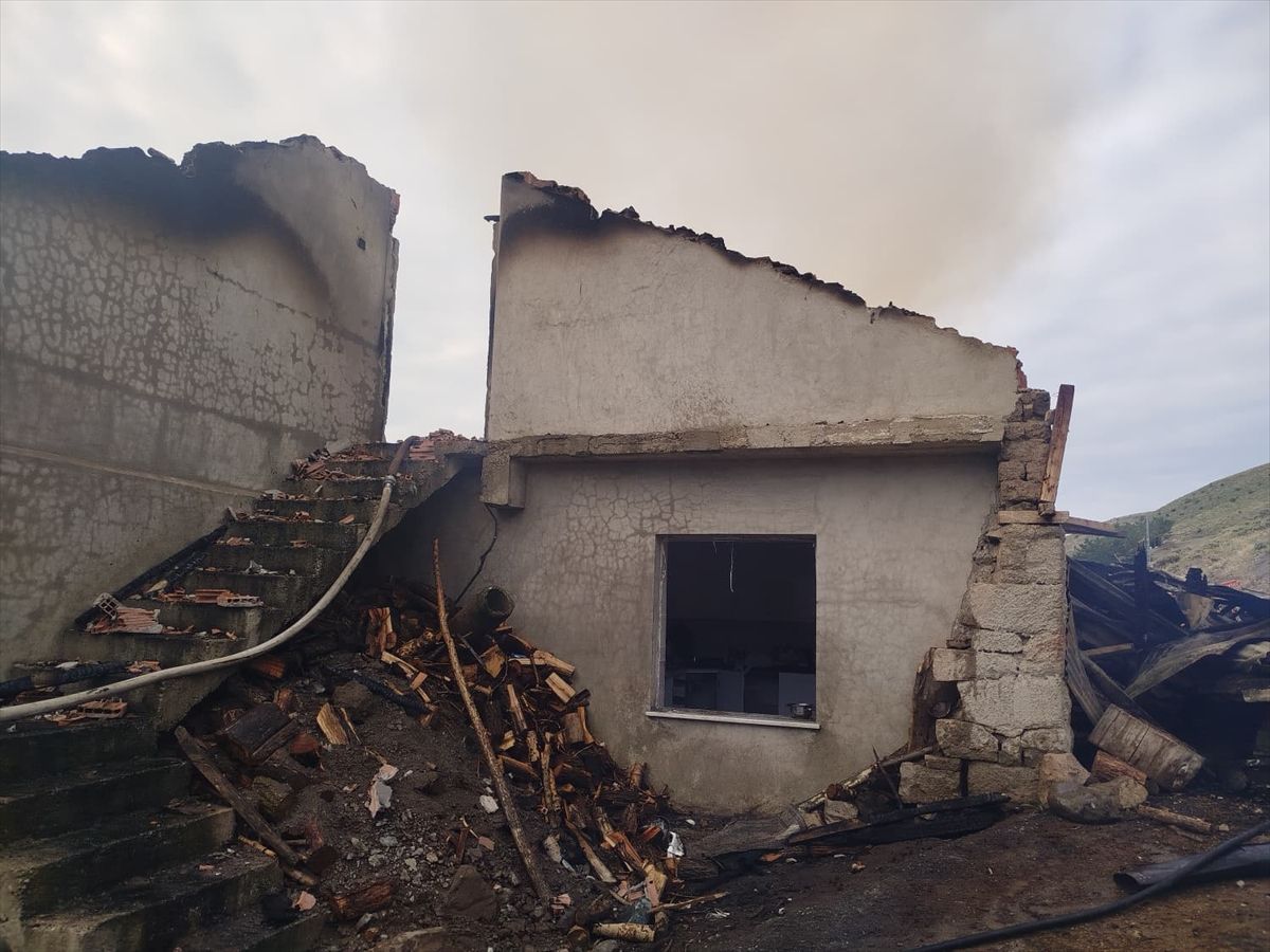 Bayburt\'ta Yangın: 4 Ev ve 1 Ahır Zarar Gördü