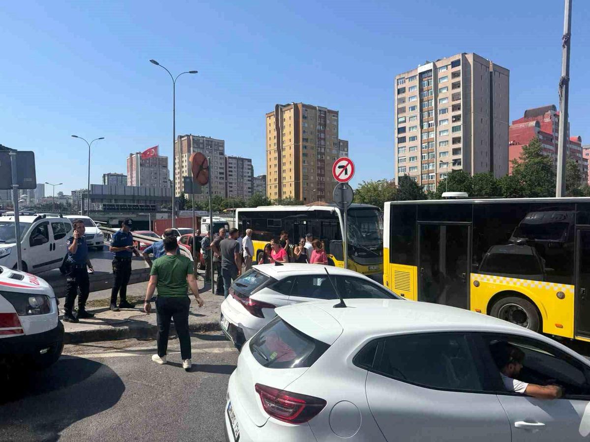 Beylikdüzü\'nde 2 İETT Özel Halk Otobüsü çarpıştı: 2 yaralı