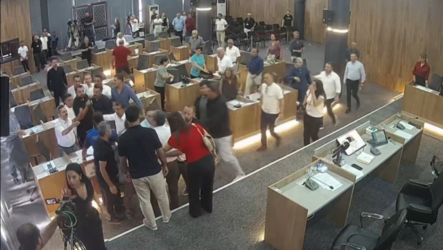 CHP'li belediye başkanı AK Partili meclis üyesinin üzerine yürüdü