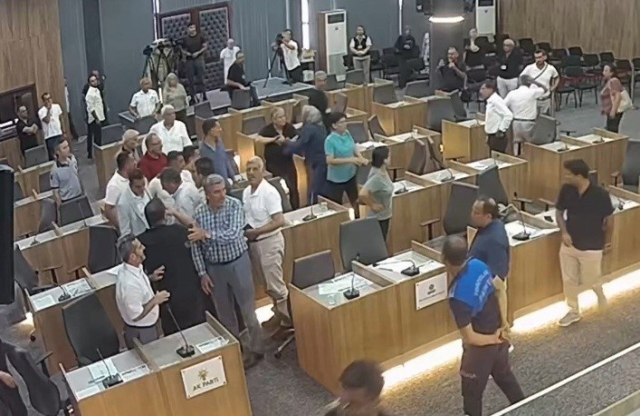 CHP'li belediye başkanı AK Partili meclis üyesinin üzerine yürüdü