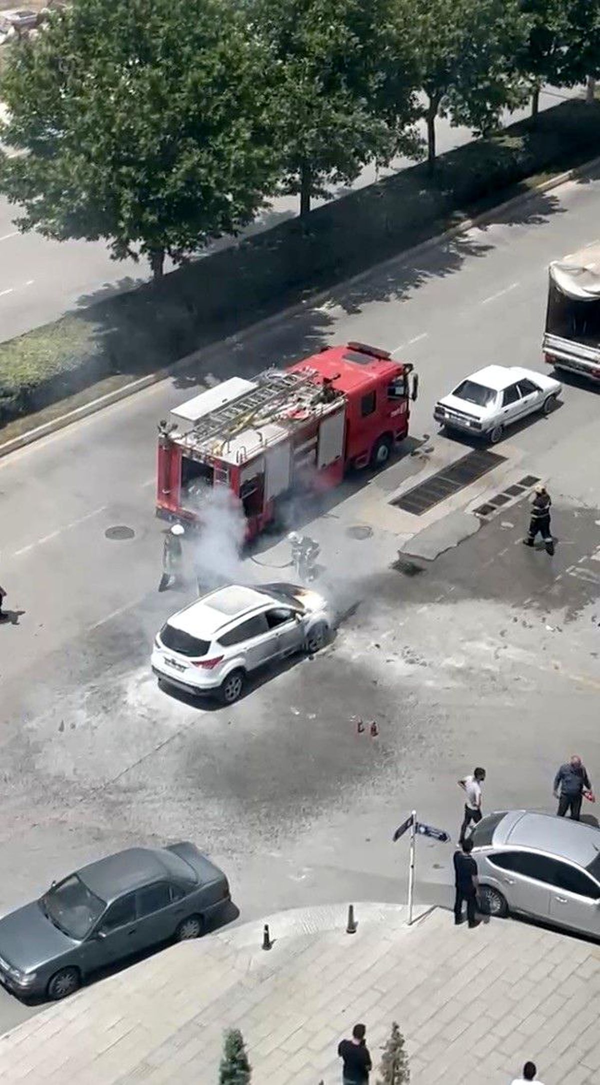 Çorum\'da cipte çıkan yangını vatandaşlar ve polis söndürdü