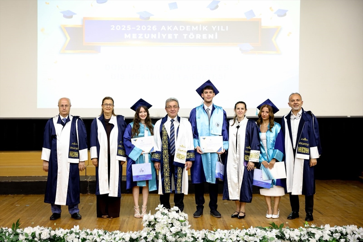 DEÜ Diş Hekimliği Fakültesi İlk Mezunlarını Uğurladı