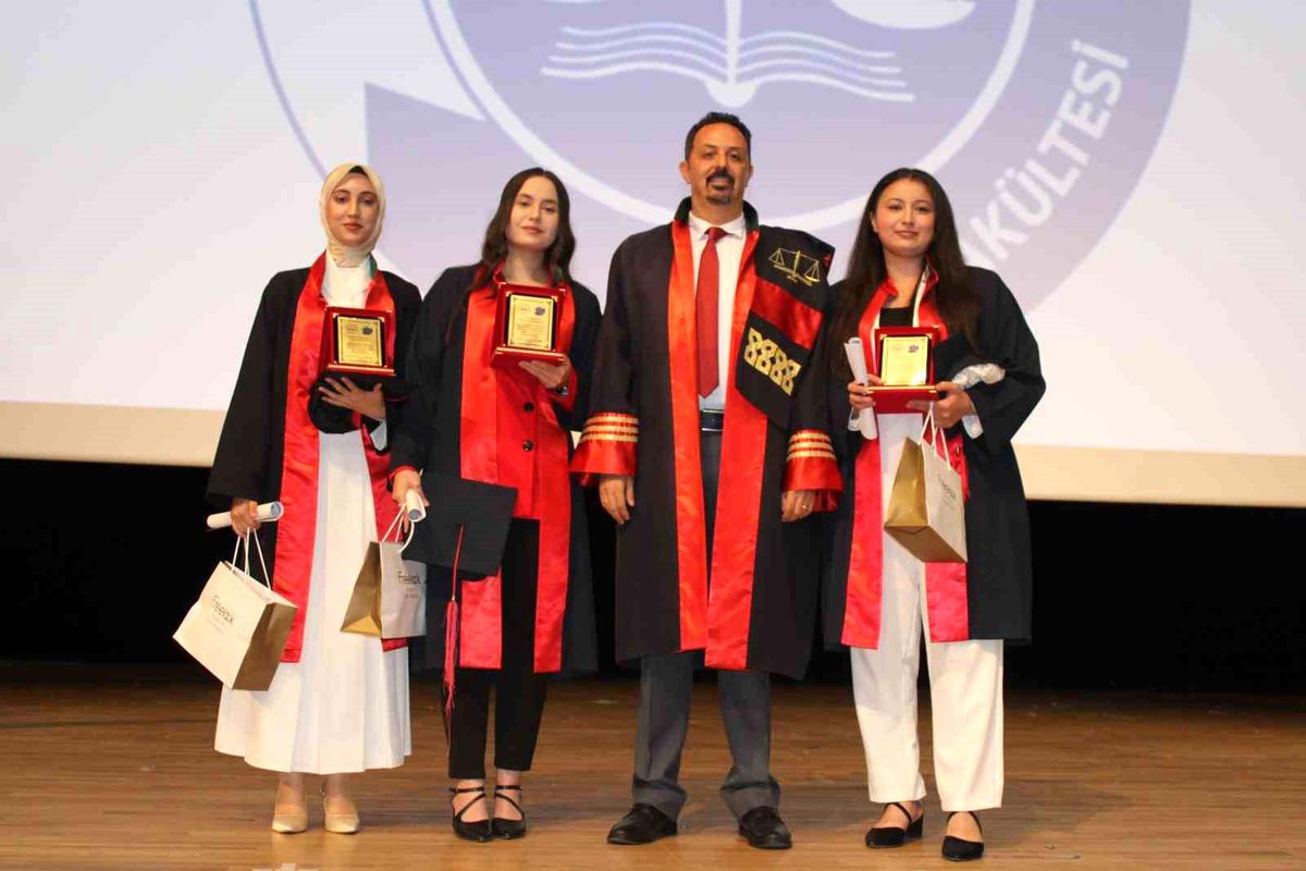 Erciyes Üniversitesi\'nde Mezuniyet Coşkusu