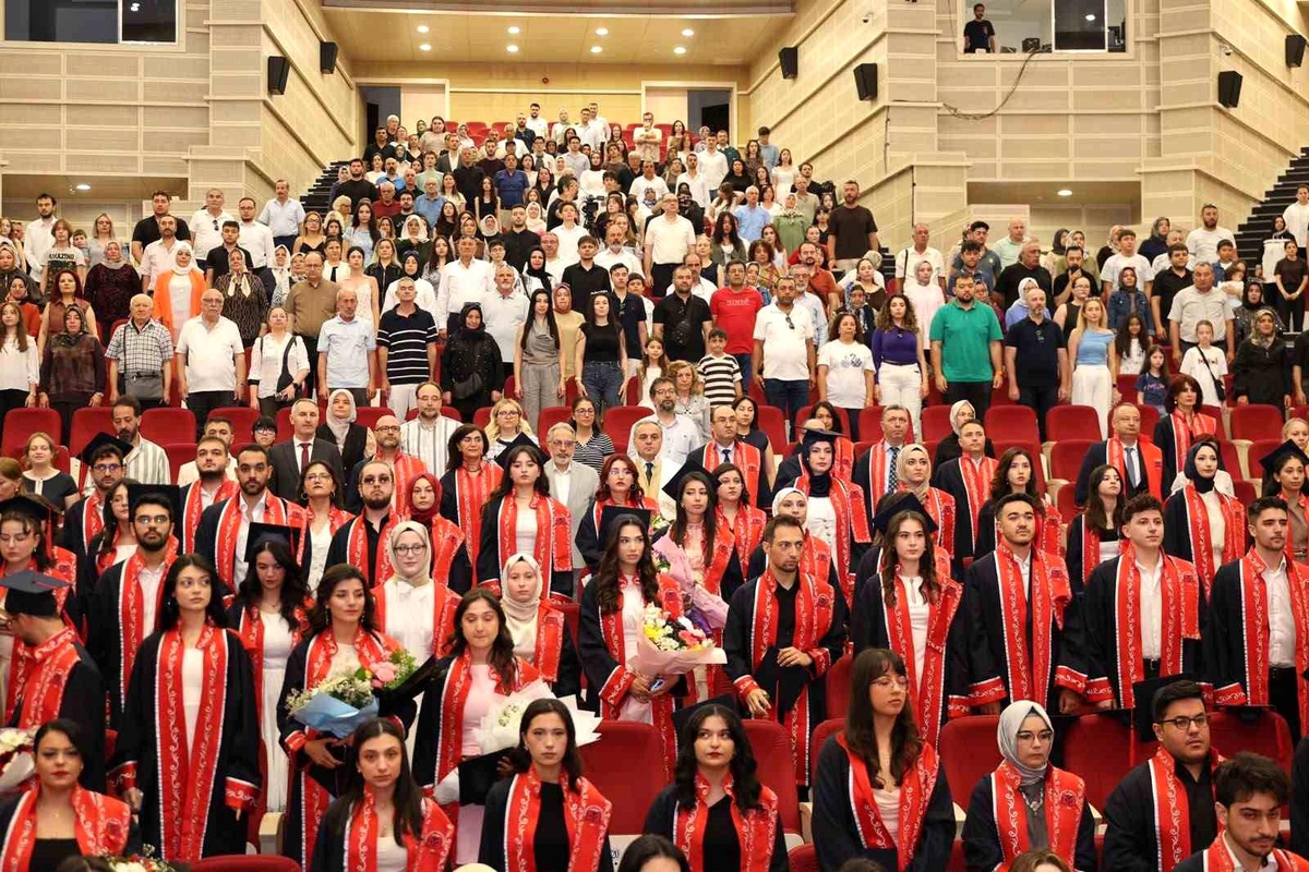 ERÜ Edebiyat Fakültesi\'nde 450 öğrenci mezun oldu