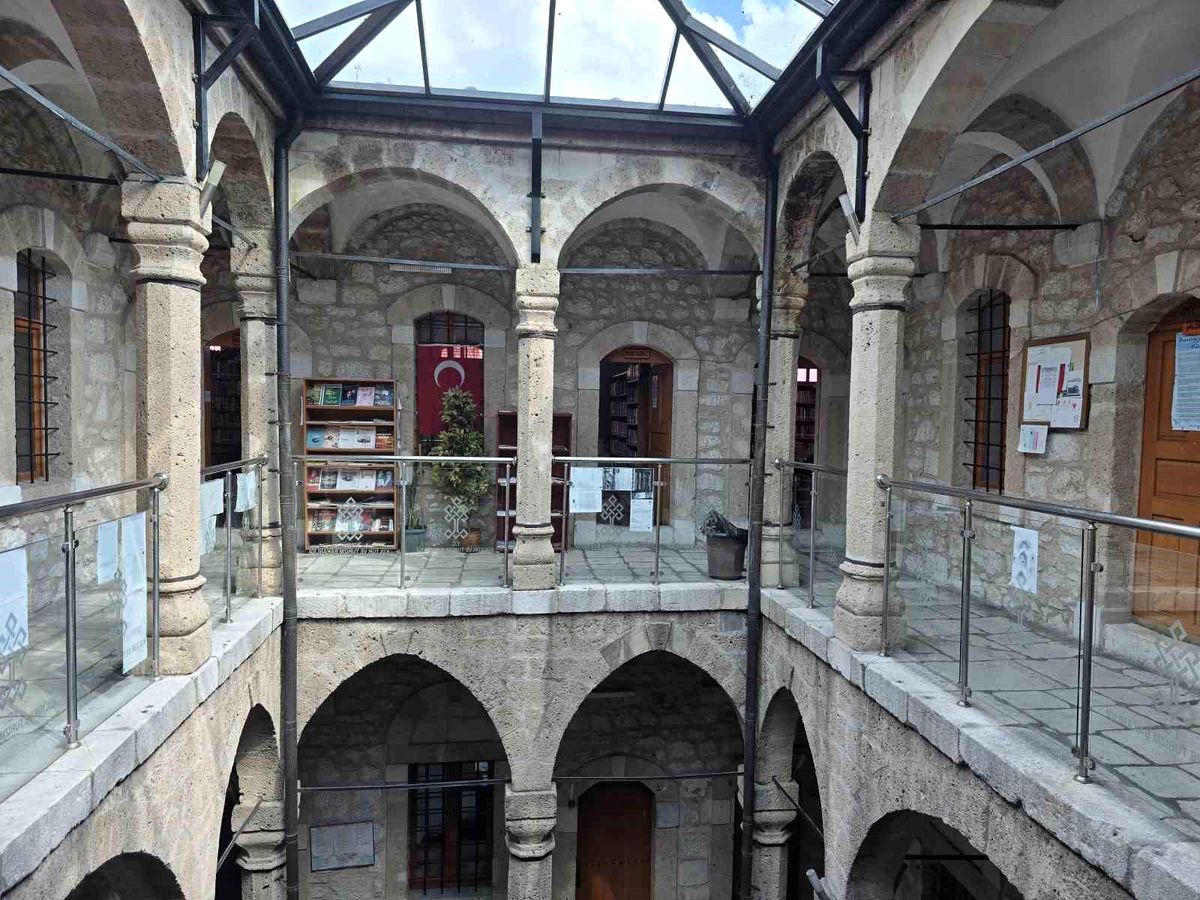 Tarihi Kütüphane Ziyaretçilerini Ağırlıyor