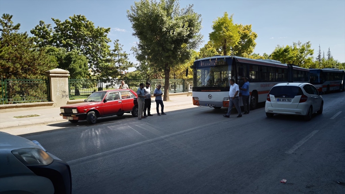 Eskişehir\'de Otobüs Çarptı, Çocuk Yaralandı
