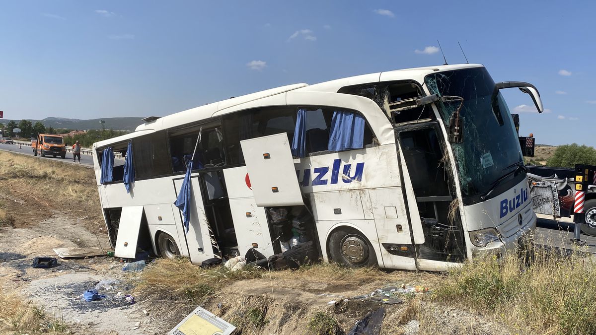 Eskişehir\'de Otobüs Kazası: 24 Yaralı