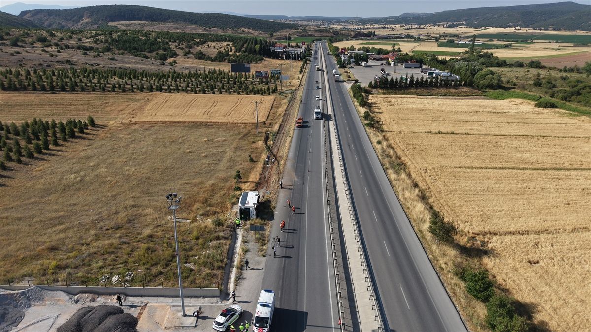 Eskişehir\'de Otobüs Devrildi, 24 Yaralı