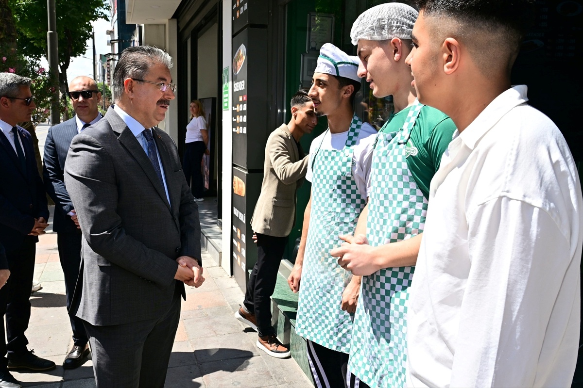 Vali Yılmaz Esnafı Ziyaret Etti