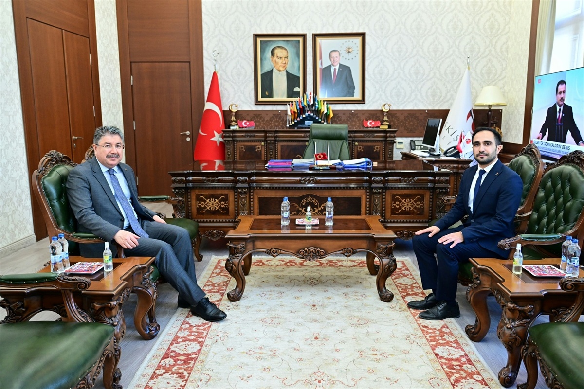 Vali Yılmaz, T3 Vakfı Temsilcisi\'ni Kabul Etti