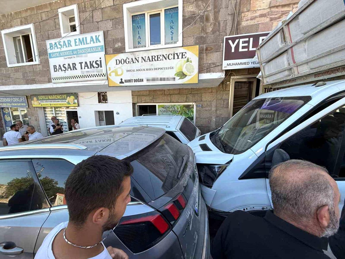 Nevşehir\'de Freni Boşalan Kamyonet Kazaya Neden Oldu