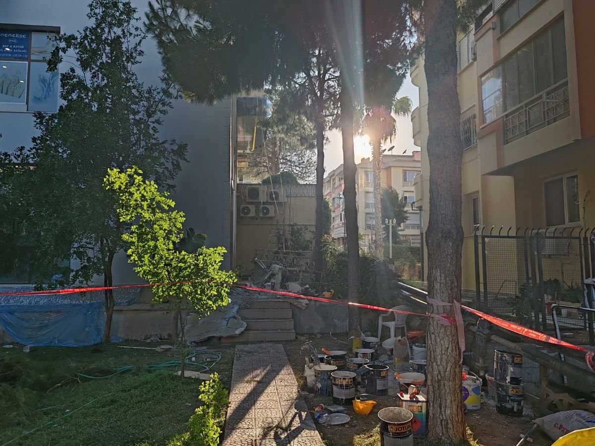 İzmir\'de İskelenin Yıkılması: 3 İşçi Yaralandı