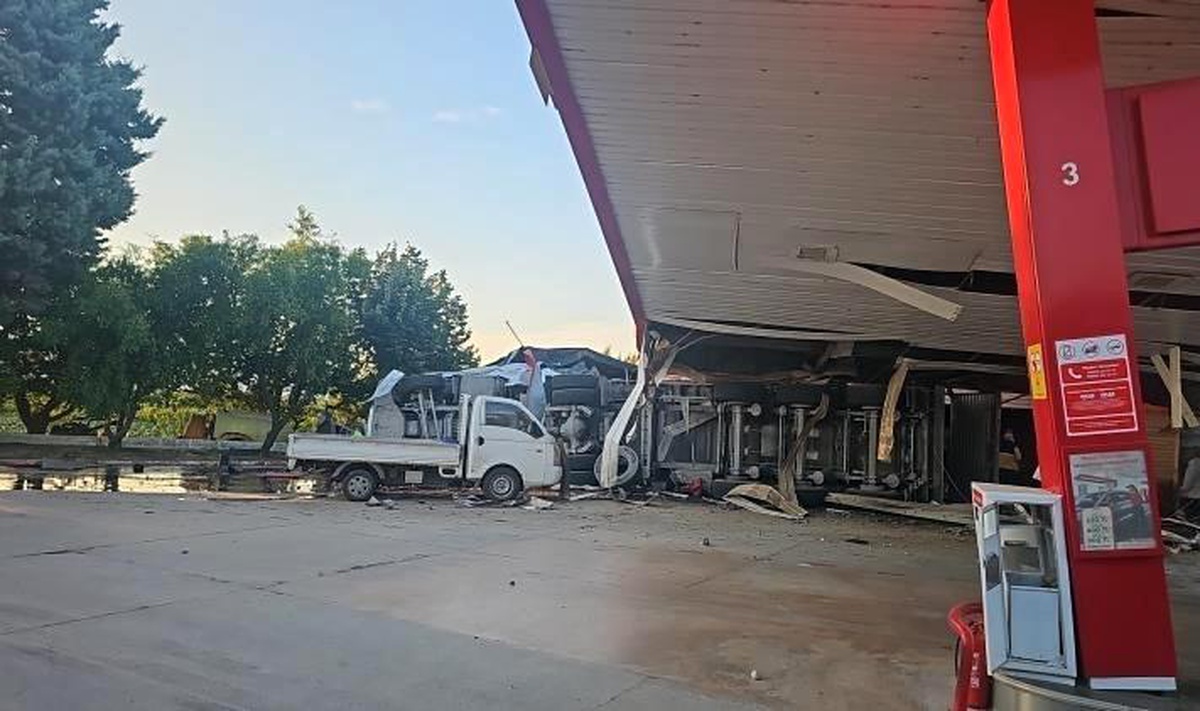İznik\'te Tır Akaryakıt İstasyonuna Daldı