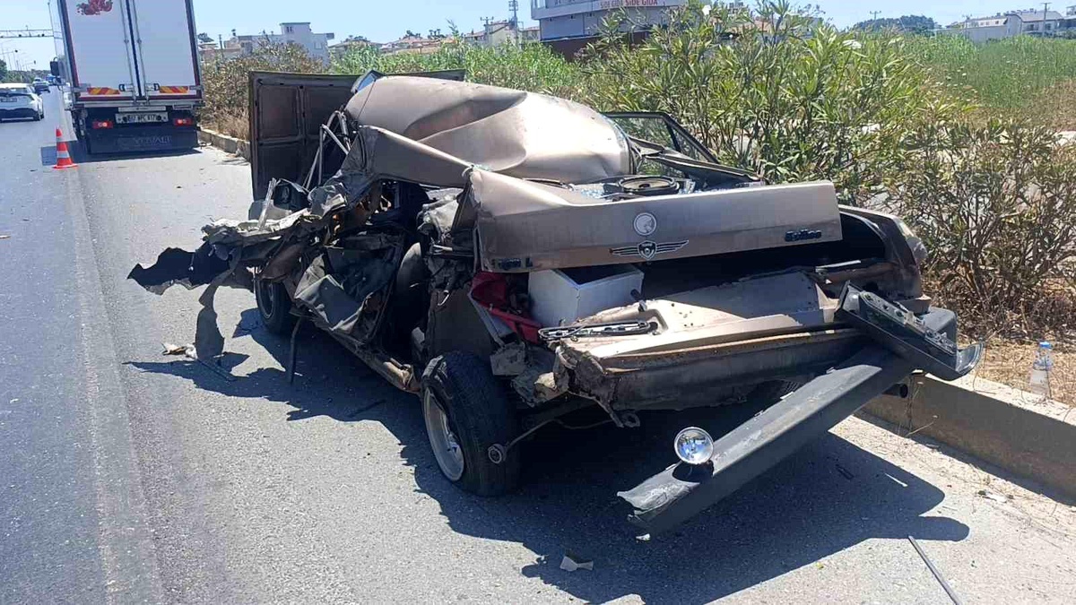 Antalya\'da Kamyon Otomobile Çarptı