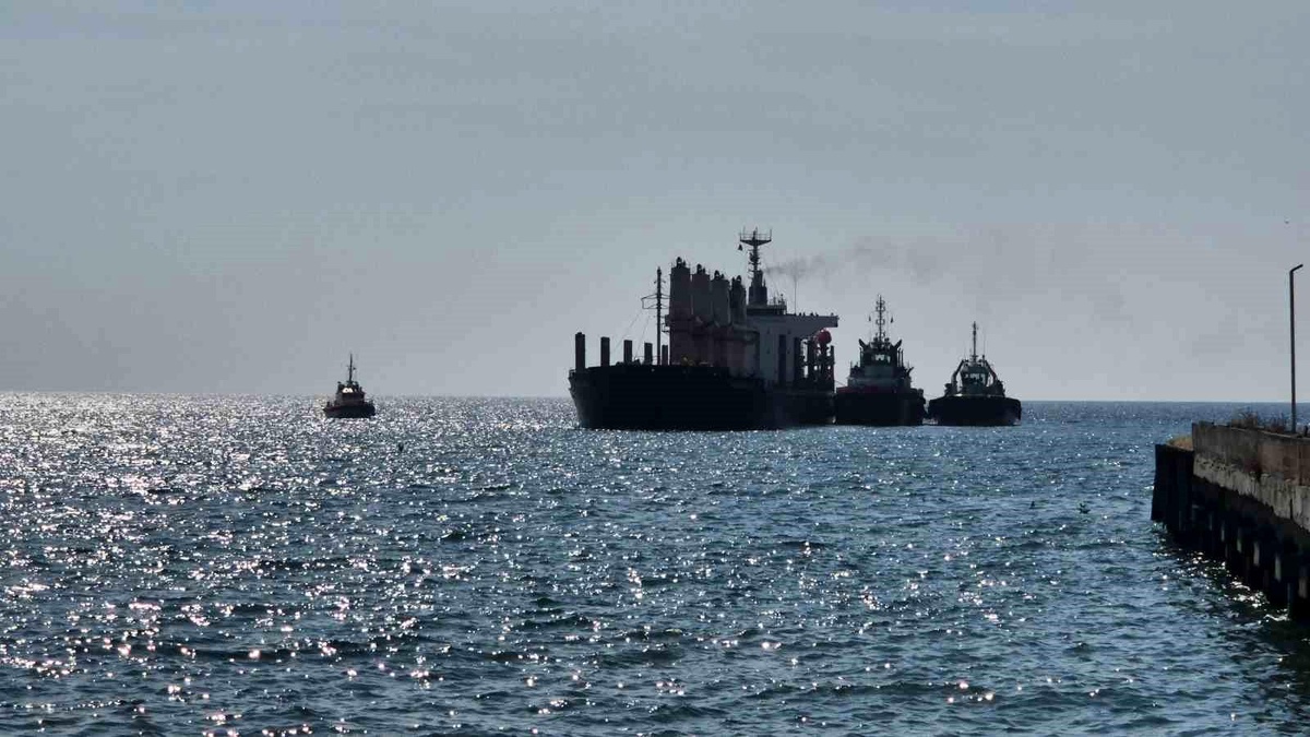 Tekirdağ\'da Yük Gemisi Kurtarma Çalışmaları Devam Ediyor