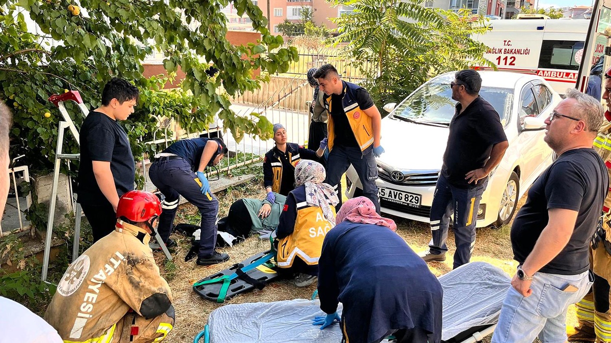 Kayısı toplarken ağaçtan düşen kadının bacağı demir korkuluğa saplandı