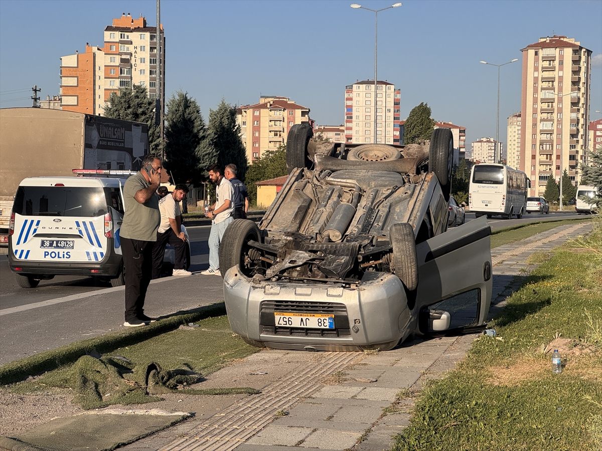 Kayseri\'de Trafik Kazası: Sürücü ve Annesi Yaralandı