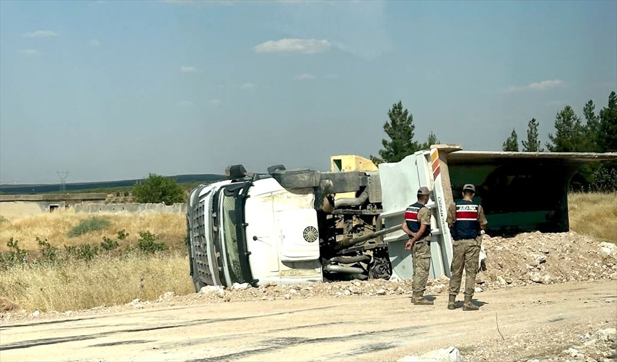 Kurtalan\'da Kamyon Devrildi: Sürücü Yaralı