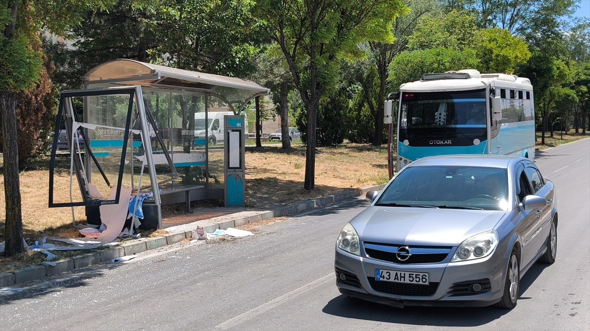 Tırın Tekerliği Otobüs Durağına Çarptı