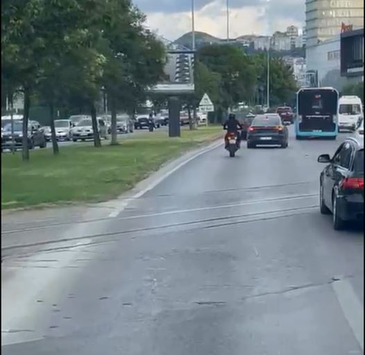 Motosiklet Sürücüsünden İtfaiyeye Destek