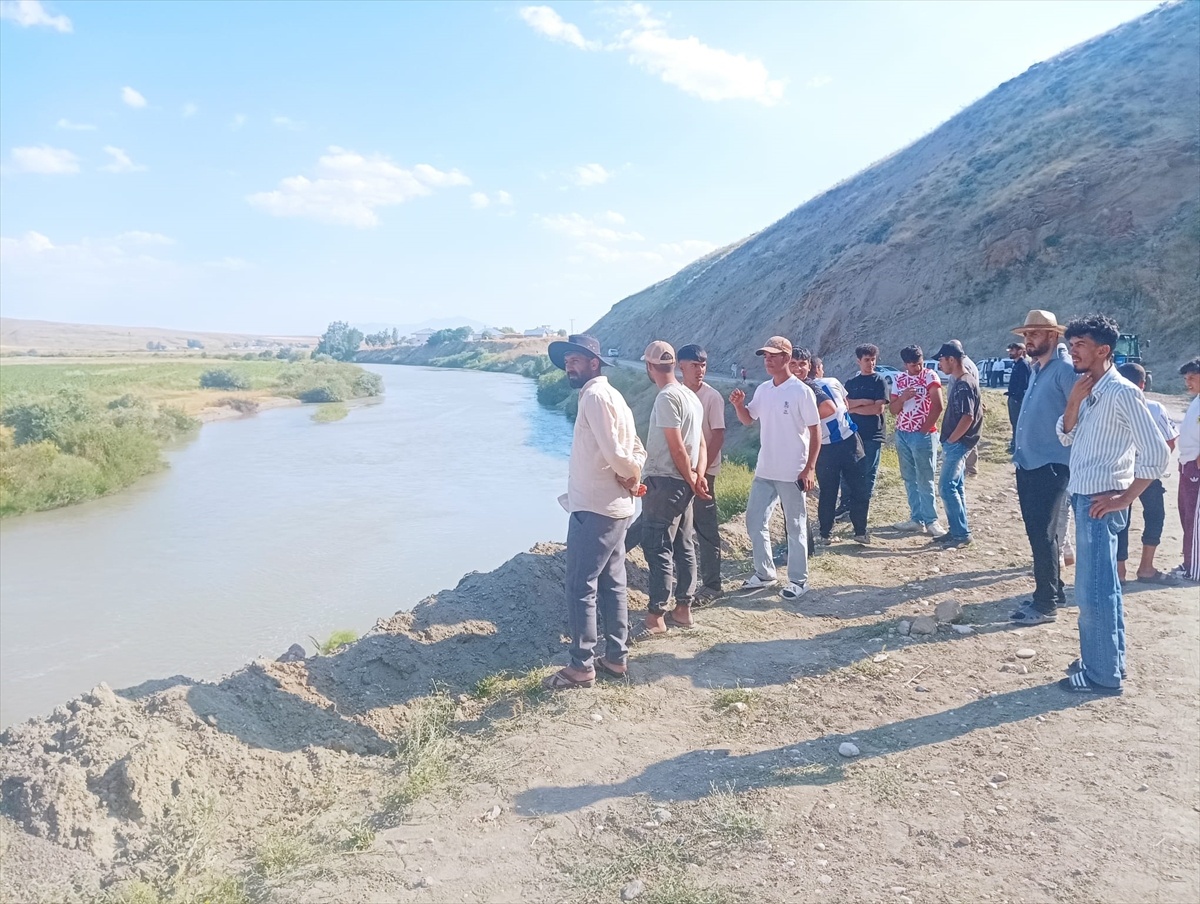 Bulanık\'ta Akarsuya Düşen Kardeşlerden Biri Öldü