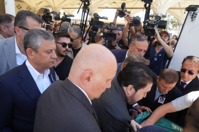 Olcay Baykal'ın cenazesinde Kılıçdaroğlu ve Özel yan yana geldi