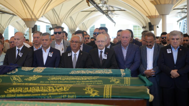 Olcay Baykal'ın cenazesinde Kılıçdaroğlu ve Özel yan yana geldi