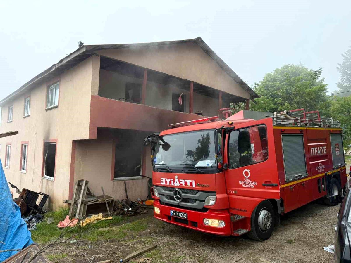 Ordu\'da 2 katlı evde yangın