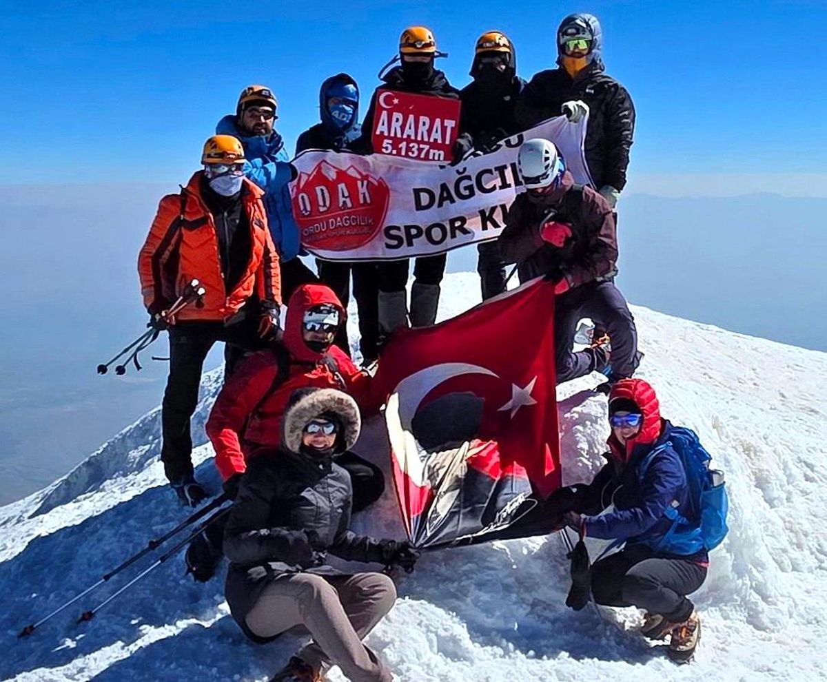 Ağrı Dağı\'na Zirve Tırmanışı
