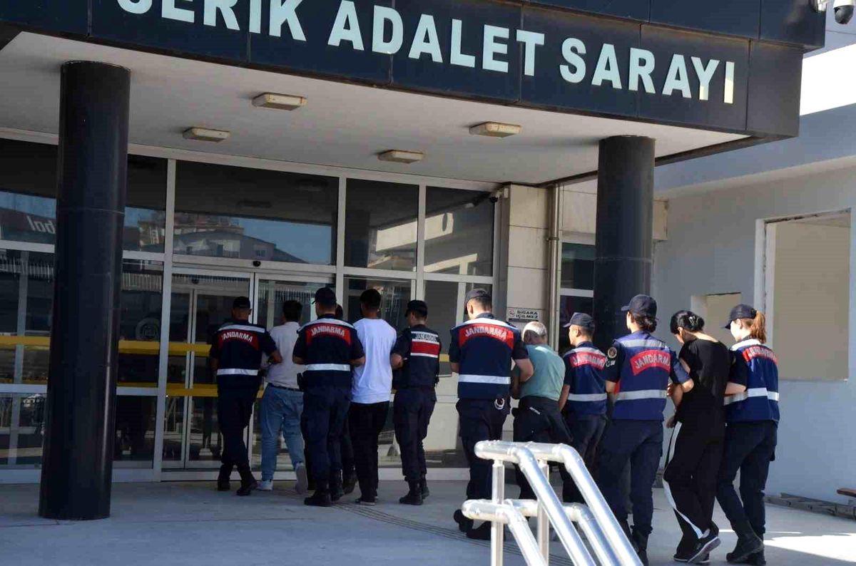Antalya\'da Sosyal Medya Dolandırıcıları Yakalandı