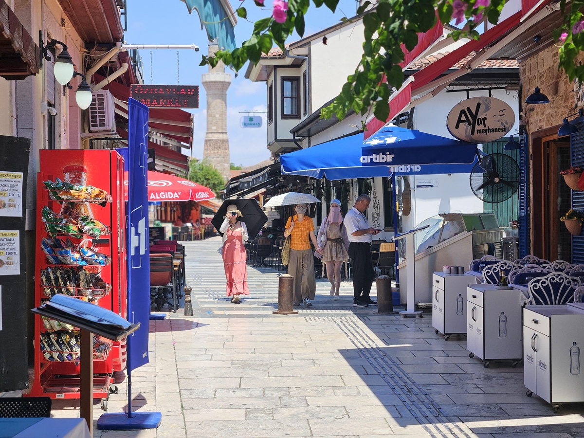 Uzak Doğulu Turistler Antalya\'da Güneşten Korunuyor