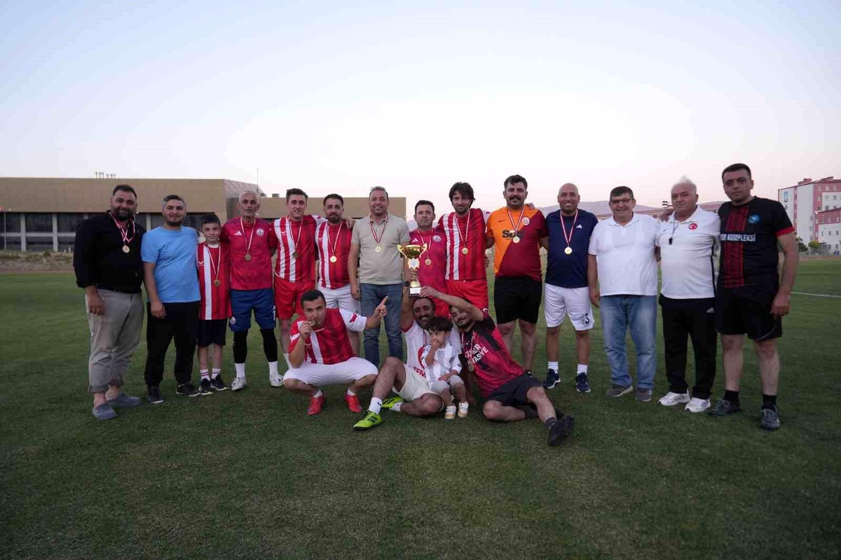 Niğde\'de Ömer Halisdemir Anısına Futbol Turnuvası Sona Erdi