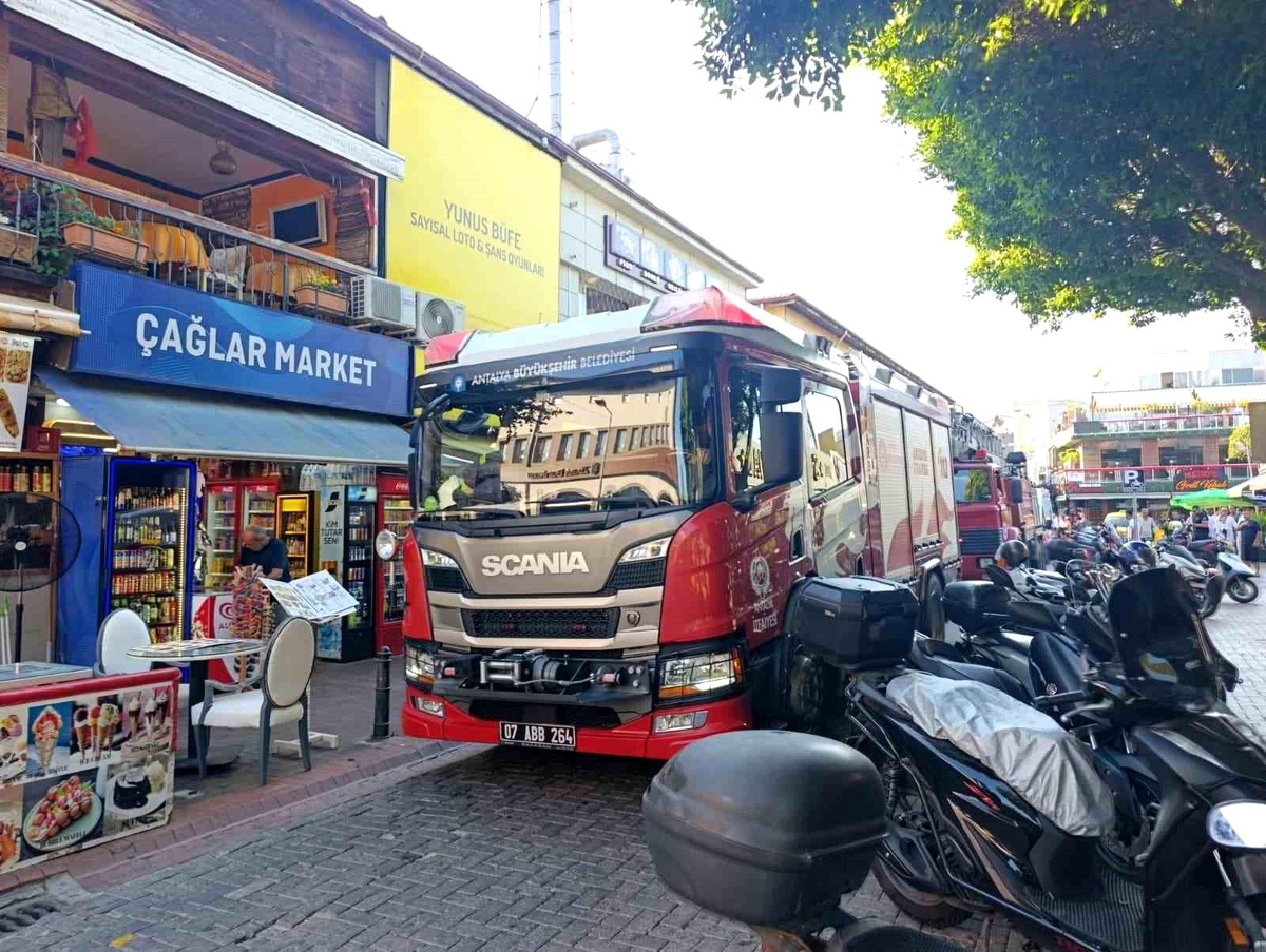 Alanya\'da restoran bacasında çıkan duman paniğe neden oldu