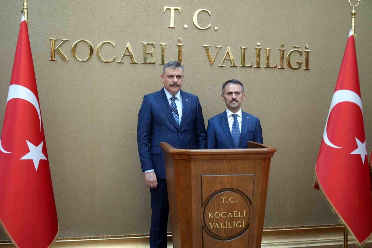 Bakan Çiftçi\'den Kocaeli\'de akvaryum ve kütüphane ziyareti