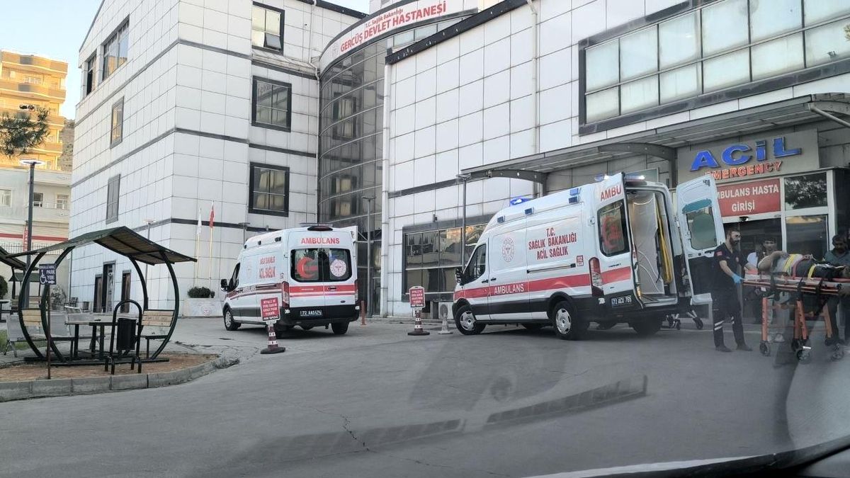 Gercüş\'te inşaat iskelesi çöktü: 3 yaralı