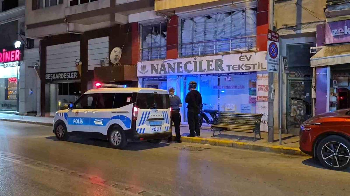 Eskişehir\'de Cam Kıran Şüpheli Esnaf Tarafından Yakalandı
