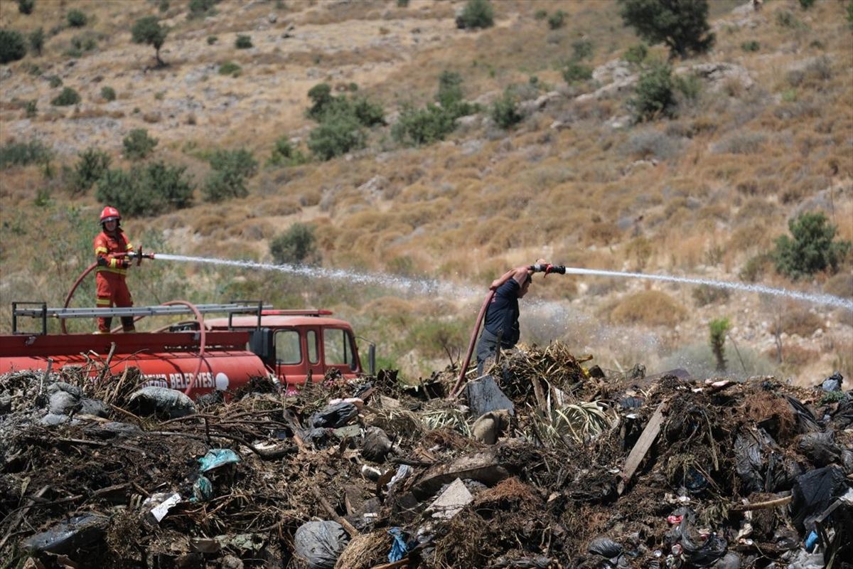 Çıkan Yangında İtfaiye İnekleri Kurtardı