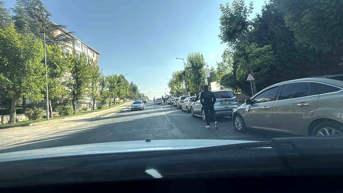 Düğün Konvoyu Acil Kapıyı Tıkadı