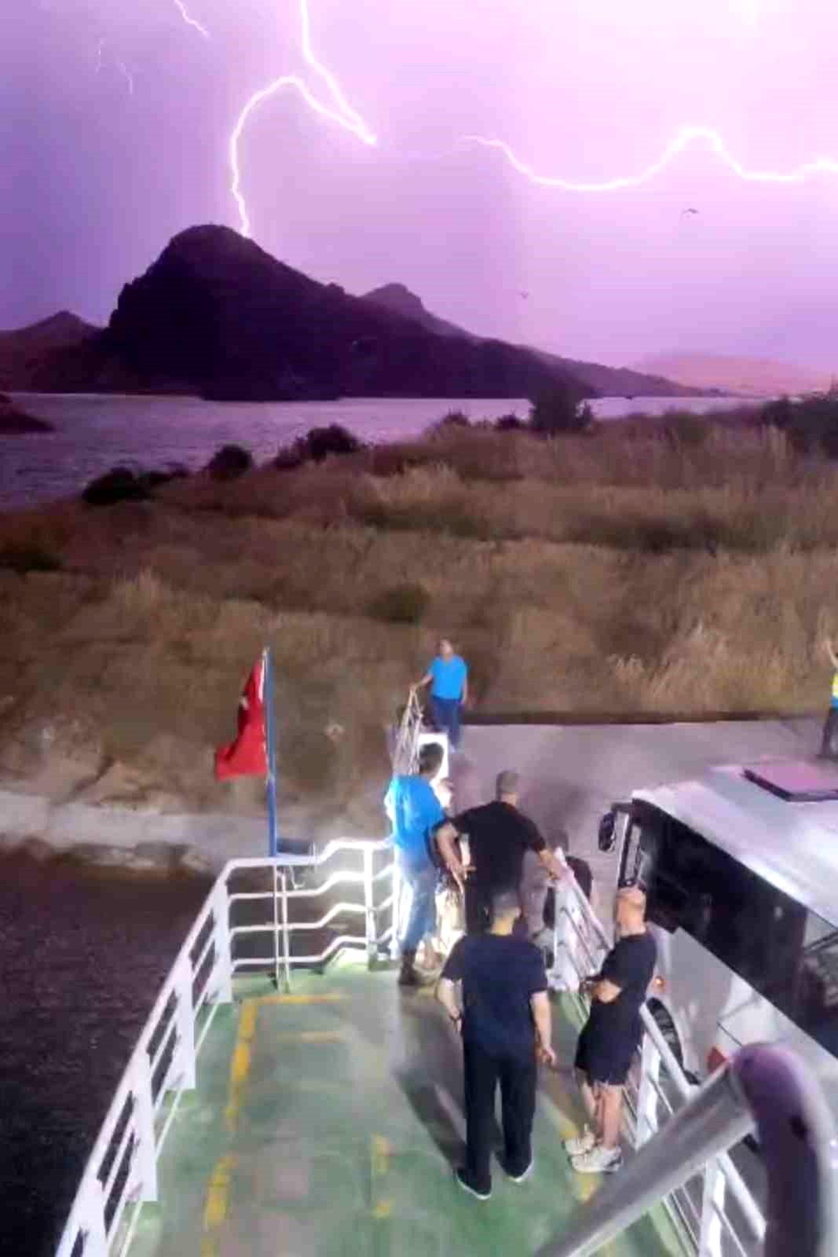 Elazığ\'da fırtına etkili oldu: Feribot iskeleye yanaşamadı