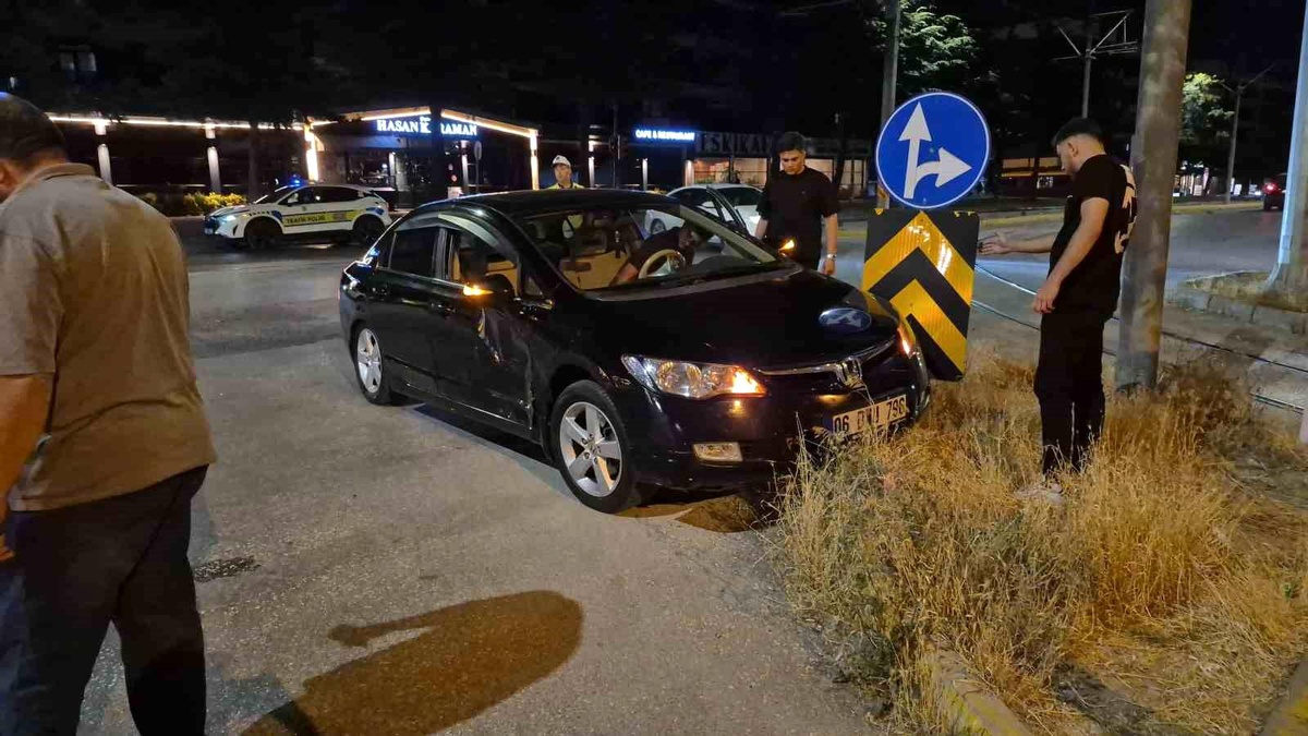 Eskişehir\'de Otomobil ve Taksi Çarpıştı