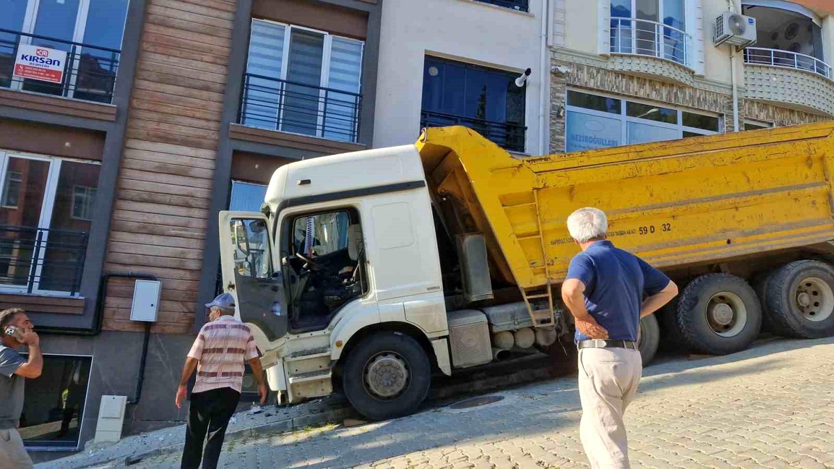 Kamyon Yokuş Aşağı Eve Çarptı
