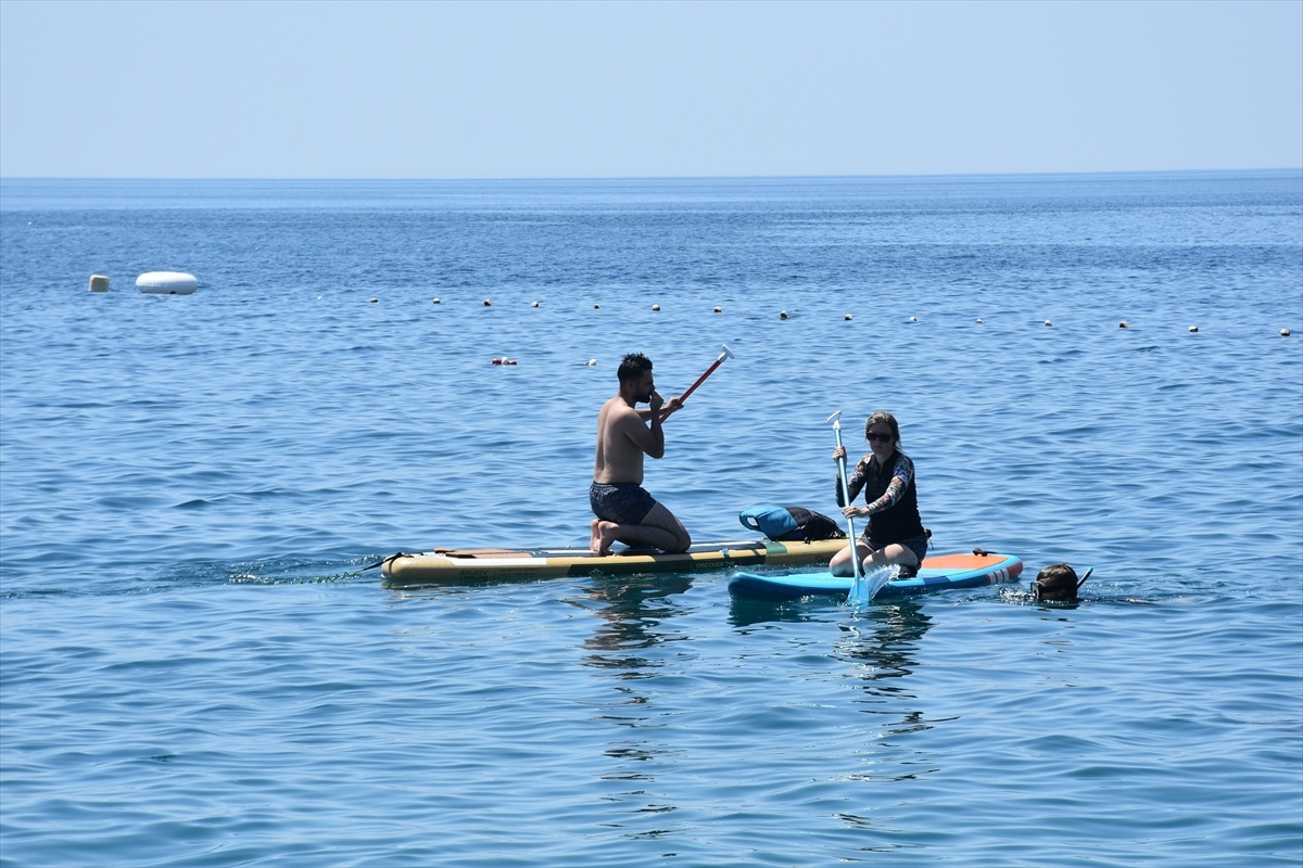 Antalya\'da Sıcak Hava Plajları Doldurdu
