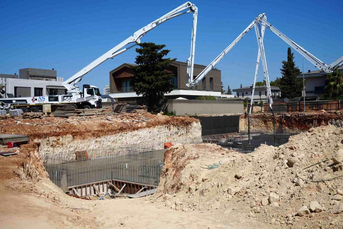 Antalya\'da İnşaat Göçüğü: 2 İşçi Kurtarıldı