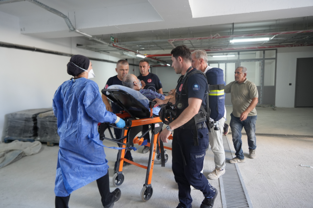 İnşaatın bodrum katına boya taşıyan 2 işçi kokudan baygınlık geçirdi