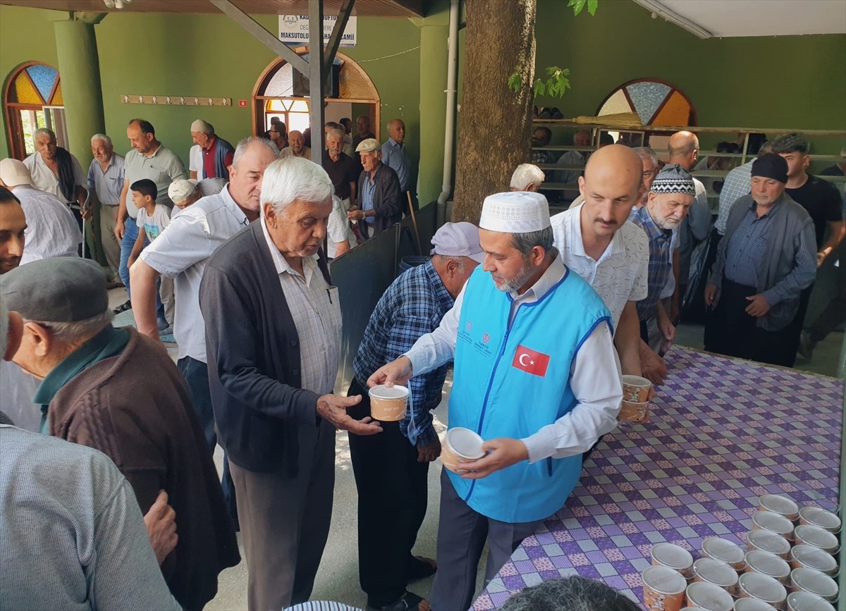 Kadirli\'de Aşure İkramı