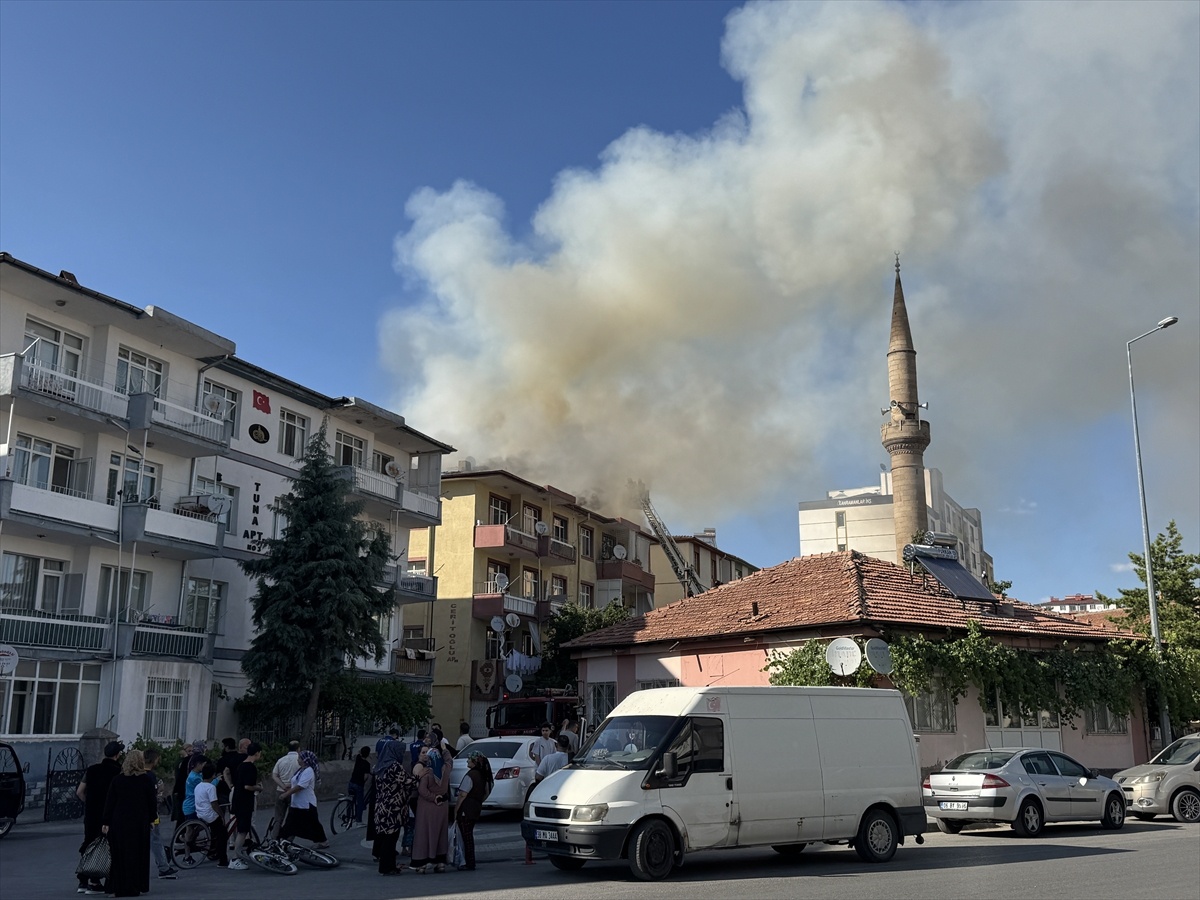 Kayseri\'de Apartman Çatısında Yangın