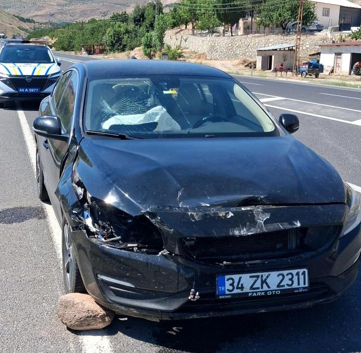 Darende\'de Trafik Kazası: Baba ve Oğlu Yaralandı